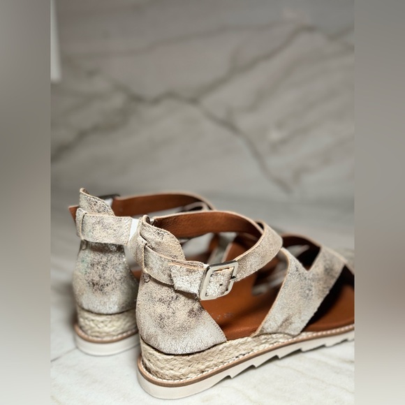 Diba True Qu Aint sandal size 12 subtle gold metallic - Picture 8 of 15